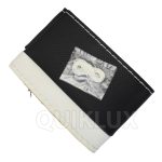 دور فرمان دوختنی چرم سوزنی مدل مشکی سفید این دور فرمان دوختنی با ترکیب رنگ مشکی و سفید، ظاهری شیک و لوکس به فضای داخل خودرو می‌بخشد. طراحی ساده و در عین حال زیبا، باعث می‌شود با هر نوع تودوزی خودرو به‌خوبی هماهنگ شود و جلوه‌ای تمیز و مدرن به کابین بدهد. جنس چرمی سوزنی این محصول تهویه مناسبی برای سطح فرمان ایجاد می‌کند و از تعریق دست در حین رانندگی جلوگیری می‌کند. بافت نرم و ضد لغزش آن باعث افزایش کنترل و راحتی در هنگام رانندگی می‌شود. این مدل به صورت دوختنی طراحی شده و همراه با نخ مخصوص عرضه می‌شود تا بتوانید آن را به‌صورت دقیق و فیت روی فرمان نصب کنید. پس از نصب، ظاهری مشابه فرمان فابریک خودرو ایجاد می‌کند. ویژگی‌ها: رنگ: مشکی سفید جنس: چرم مصنوعی سوزنی با کیفیت بالا مقاوم در برابر سایش و لغزش نصب آسان با نخ داخل بسته قابل استفاده برای اکثر خودروها با فرمان استاندارد